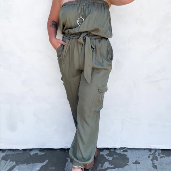 ⭐️⭐️⭐️⭐️⭐️olive strapless cargo jumpsuit 🔥🔥🔥 - Picture 4 of 7